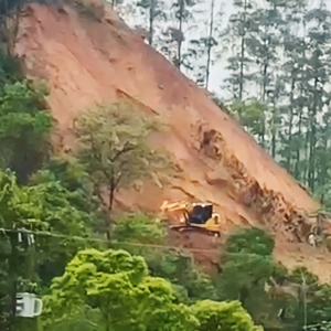 Deslizamento de terra isola comunidade e bloqueia acesso entre municípios