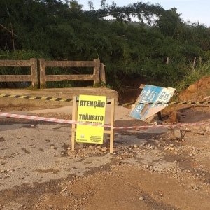Ponte entre São João Batista e Canelinha é interditada temporariamente para veículos pesados