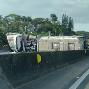 Carreta com produto perigoso tomba na BR-101 e complica trânsito