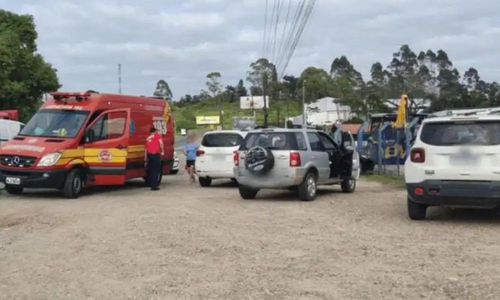 Acidente entre carro e motocicleta deixa uma pessoa ferida na SC-410