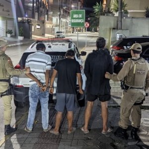 Três homens são presos com carne, bebidas e substância ilícita após furto