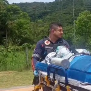 Vítima de grave acidente entre moto e caminhão, segue internada na UTI