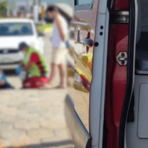 Pneu de motocicleta derrapa em trecho de areia e condutora cai