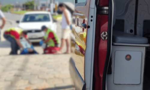 Pneu de motocicleta derrapa em trecho de areia e condutora cai
