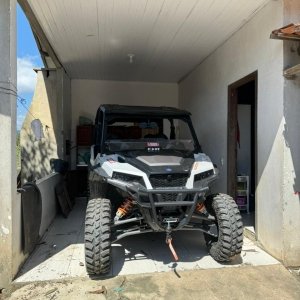 Veículo furtado é encontrado escondido com lona nos fundos de casa