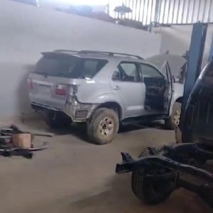 AGORA: Polícia estoura desmanche de veículos na região