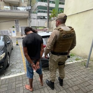 Após ameaças de morte com uso de facão, homem é preso com drogas