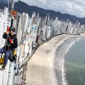 'Surreal': Alpinista mostra vista do prédio mais alto do país, em Balneário Camboriú
