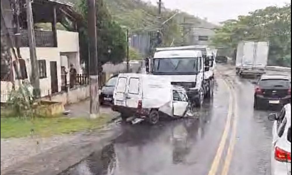 Grave acidente envolve caminhão e Fiorino; Motorista ficou preso as ferragens