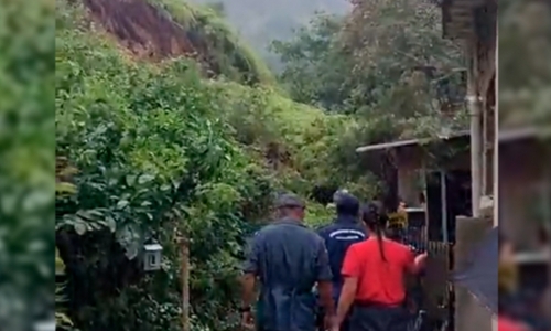 ASSISTA: Deslizamento de terra atinge casa em BC nesta terça-feira 