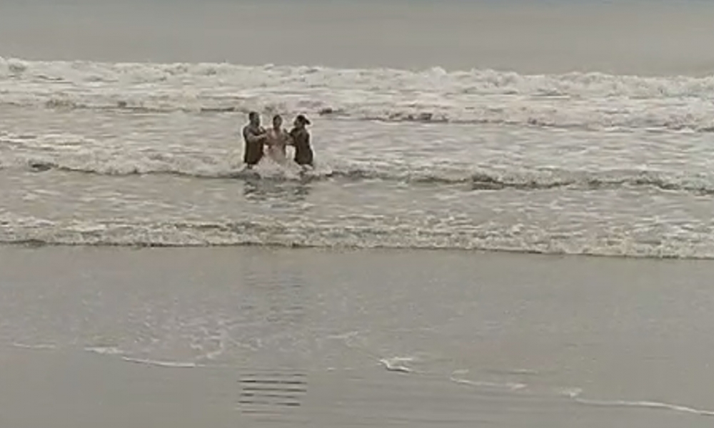 Transtornado, homem se joga no mar em Itapema e é salvo por policiais