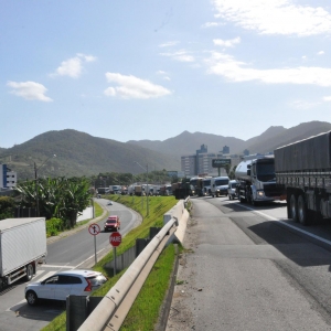 Acostamentos da BR-101 serão liberados como terceira pista para aliviar trânsito