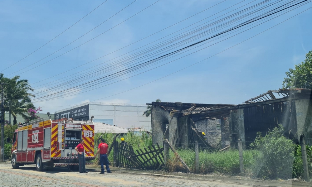 Bombeiros combatem princípio de incêndio em casa abandonada