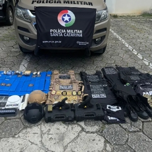 Dupla é detida com armas, distintivos e equipamentos similares aos da polícia