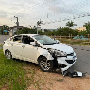 Motorista cochila e colide veículo contra poste na madrugada