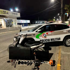 Furto de moto e objetos domésticos é descoberto após abordagem policial