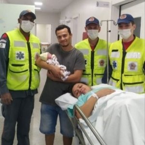 Mulher dá à luz dentro de ambulância a 500 metros do hospital
