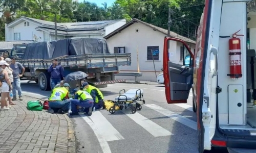 Adolescente sofre fraturas ao ser atropelada por caminhão na faixa de pedestre