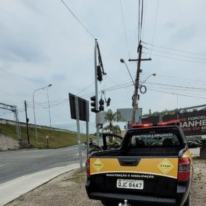 Acidente danifica semáforo em viaduto de grande movimentação em Tijucas