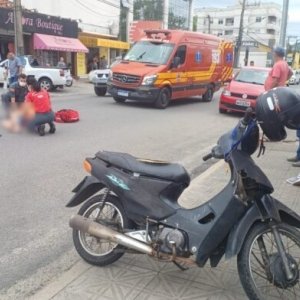 Mulher é atropelada por moto ao tentar atravessar rua