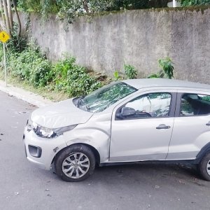 Carro capota e motorista precisa ser resgatado com ajuda dos bombeiros 