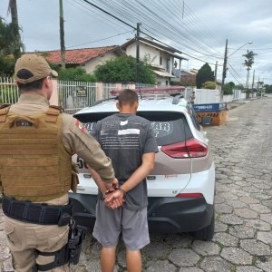 Foragido do presídio de Tijucas é detido após denúncia de porte de faca