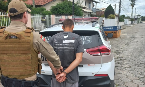 Foragido do presídio de Tijucas é detido após denúncia de porte de faca