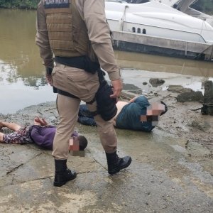 Criminoso, armado com faca, ameaça vítima e rouba carro