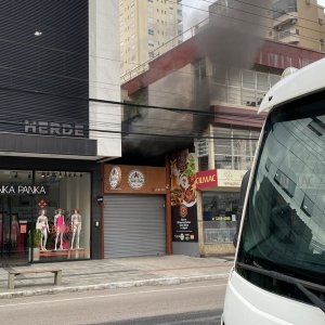 Incêndio em restaurante destrói parcialmente estrutura, mobílias e utensílios