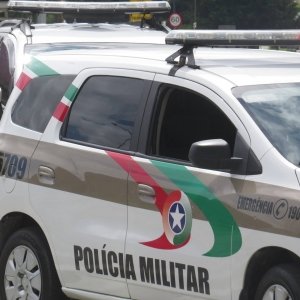 Filho, ao tentar separar briga, acerta pai com foice e arranca perna de homem