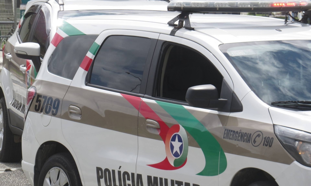 Filho, ao tentar separar briga, acerta pai com foice e arranca perna de homem