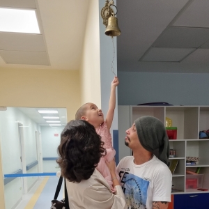 Magnólia, aos 4 anos, vence o câncer e toca o sino da vitória