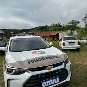 Veículo furtado é encontrado abandonado em terreno baldio