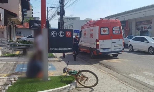 Ciclista é socorrida pelo Samu após colidir atrás de caminhão
