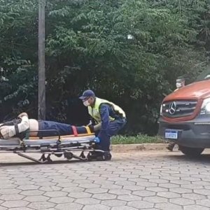 Ciclista sofre traumatismo ao cair e bater cabeça no meio-fio 