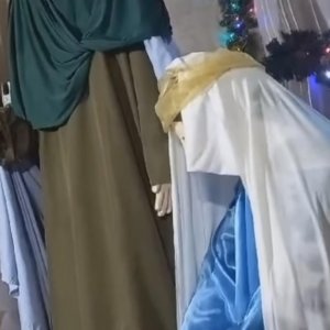 Família flagra casal fazendo sexo atrás de presépio natalino