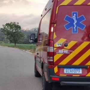 Motociclista sofre acidente grave ao colidir contra pilar de portão