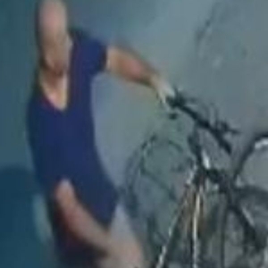 Bicicleta é furtada enquanto dono treinava em academia; Câmeras flagraram ação