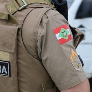 Empregada doméstica é filmada furtando dinheiro em residência