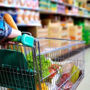 Nova lei amplia horário de mercados e conveniências em município da região