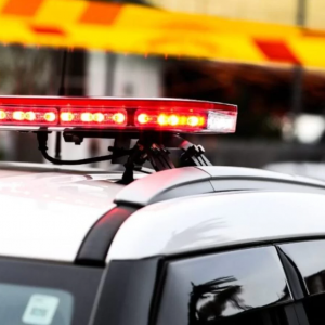 Mulher é agredida com tapa no rosto, usa cabide como defesa e homem é preso