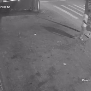 Vandalismo em oficina de motos é registrado por câmeras de segurança