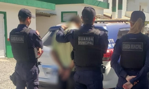 Em situação de rua, homem que importunava pessoas na rua é preso com mandado ativo