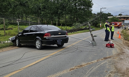 Motorista fica preso dentro de carro após colidir contra poste da rede elétrica