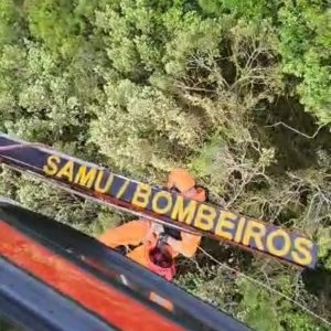 Mulher é resgatada após queda durante voo de parapente em Bombinhas