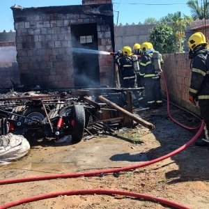 Casa em Tijucas fica completamente destruída após incêndio