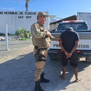 Indivíduo com mandado é detido após tentar evitar abordagem policial