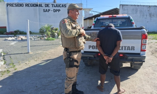 Indivíduo com mandado é detido após tentar evitar abordagem policial