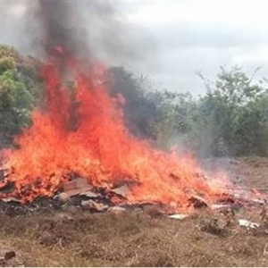 Conflito entre vizinhos no centro de Tijucas termina em ameaça devido a fogo em terreno