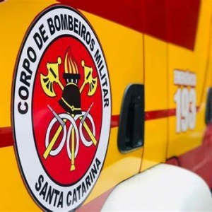 Motociclista perde controle e colide contra poste no interior de Tijucas